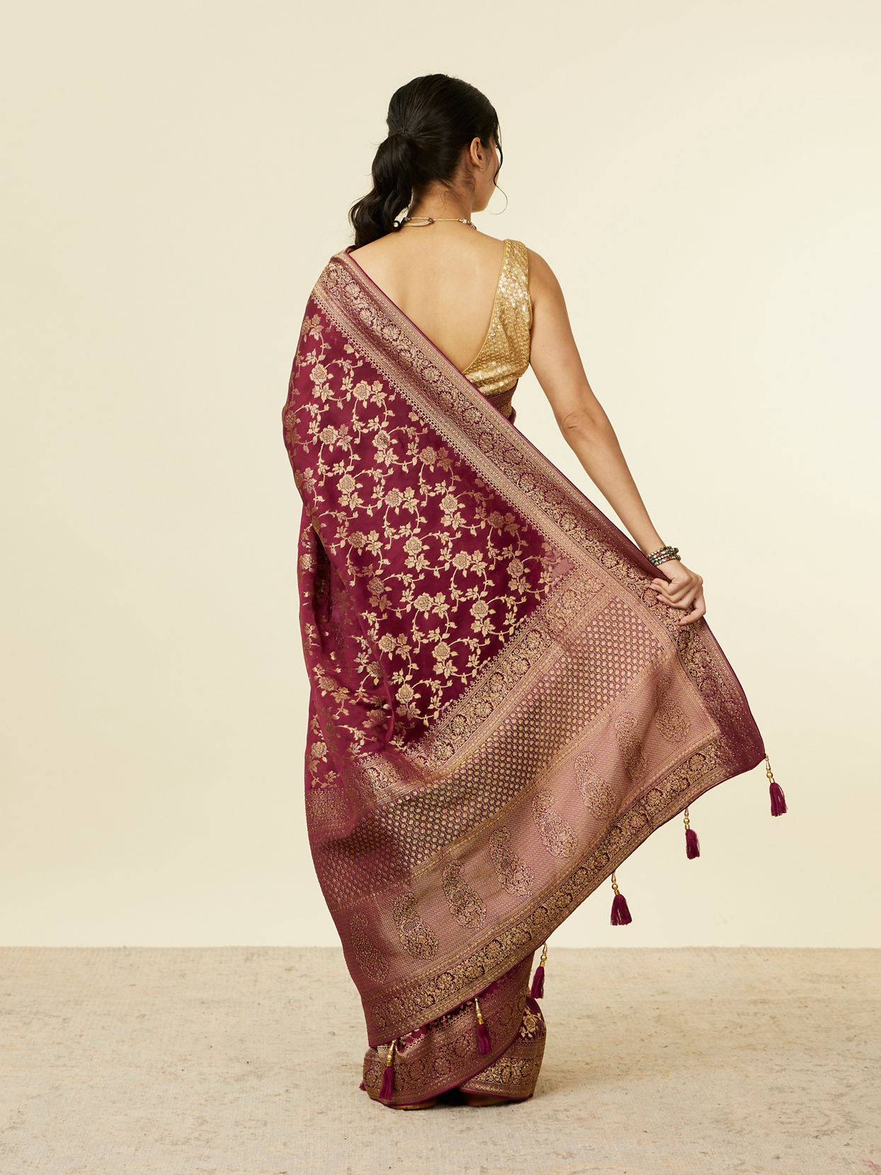 alt message - Mohey Women Classic Wine Bel Buti Patterned Saree image number 2